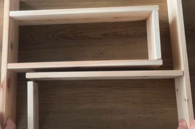 【100均DIY】海外でもバズった可動式！セリアのひのき材で置きたい場所にぴったり収まる便利なキッチンラックが完成！「凄い」「どこででも活用できそう」と話題！