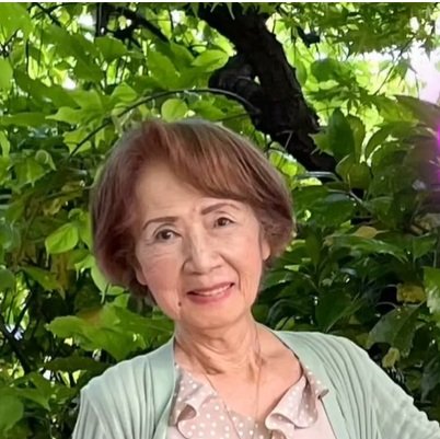 【91歳マダム】年齢を感じさせない春のゼブラ柄コーデがおしゃれすぎる！新緑の背景で優雅さがアップ「品があって素敵」と反響