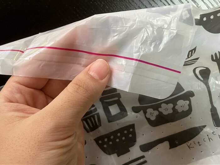 袋の上についているフィルム部分には、赤い線が入っています