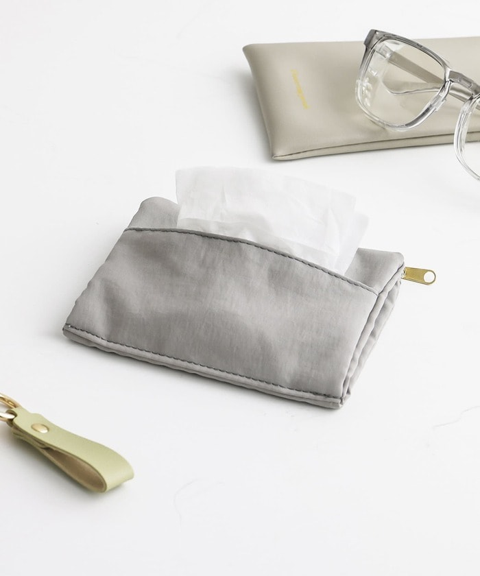 絆創膏やリップなどの小物をしまえるジッパーポケット付き