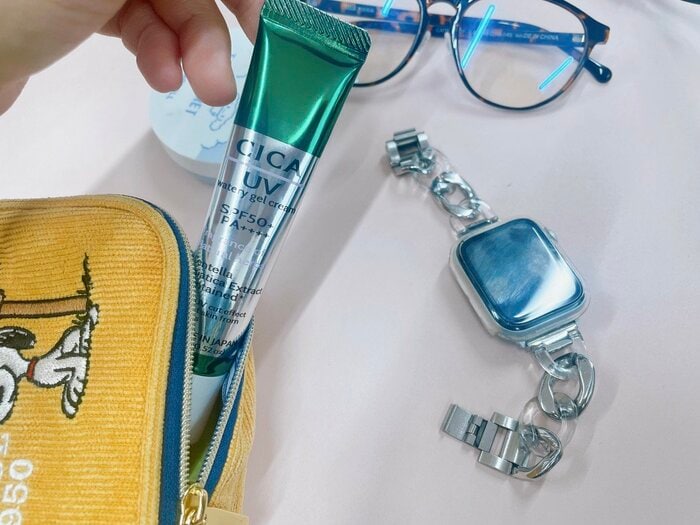 手のひらサイズなので、小さなポーチにもすっぽりと収納できる!