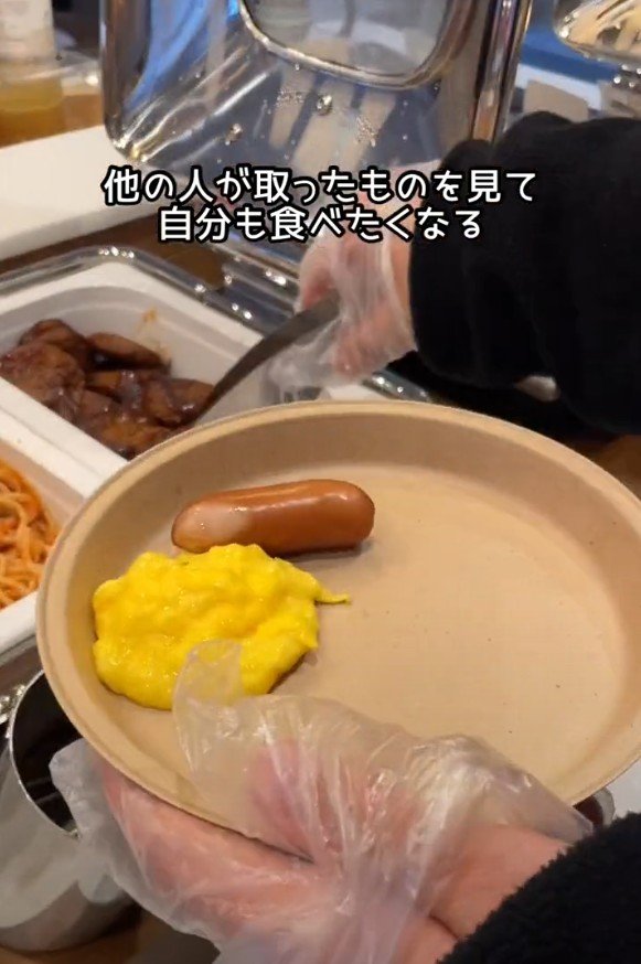 出所：@superhotel_official「スーパーホテルがお届けするホテルあるある朝食ver.」