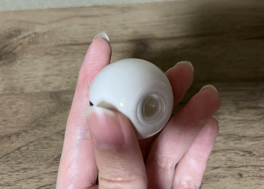 底部分から調味料を補充します。ミニサイズでかわいいです/筆者撮影(セリア、調味料入れ ころころシマエナガ)