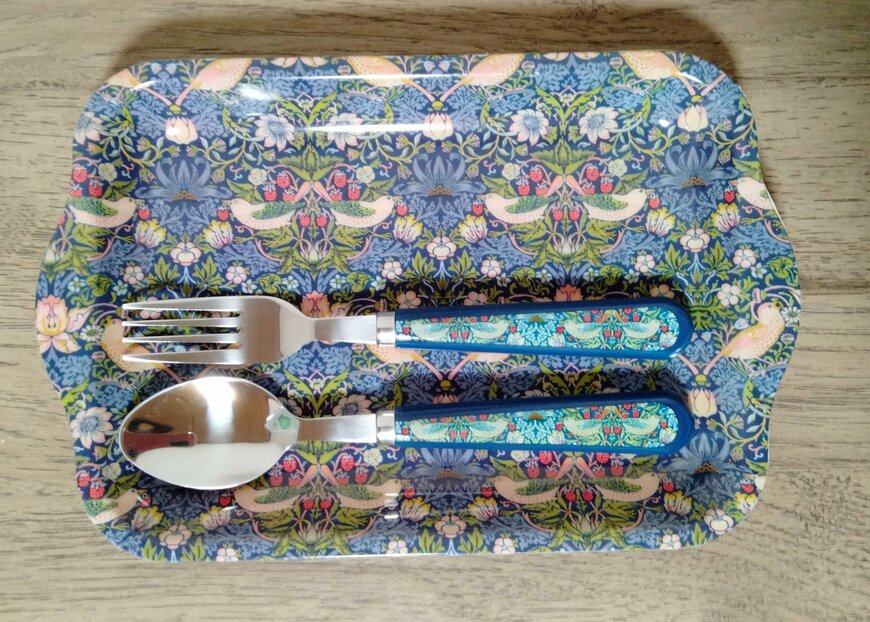 筆者撮影（セリア、トレー ウィリアム・モリス、スプーン17cm ウィリアムモリス柄、フォーク17cm ウィリアムモリス柄）