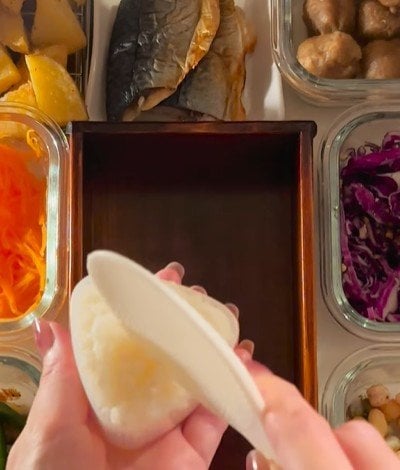 【おかず盛り盛り】肉・魚・野菜を隙間なくギュッと詰め込んだ「おにぎり弁当」が美味しそう！