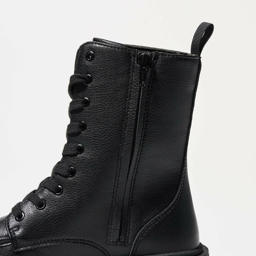 出所：ユニクロ公式　レースアップショートブーツ