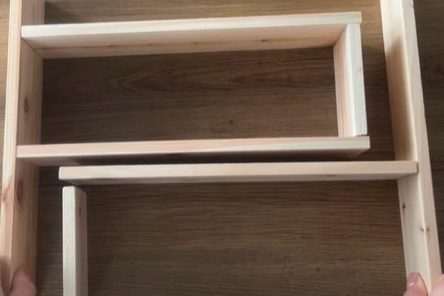 【100均DIY】海外でもバズった可動式！セリアのひのき材で置きたい場所にぴったり収まる便利なキッチンラックが完成！「凄い」「どこででも活用できそう」と話題！