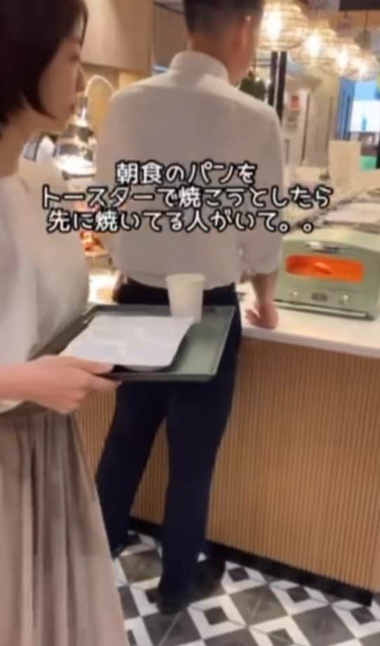 朝食のパンを先に焼いている人が…