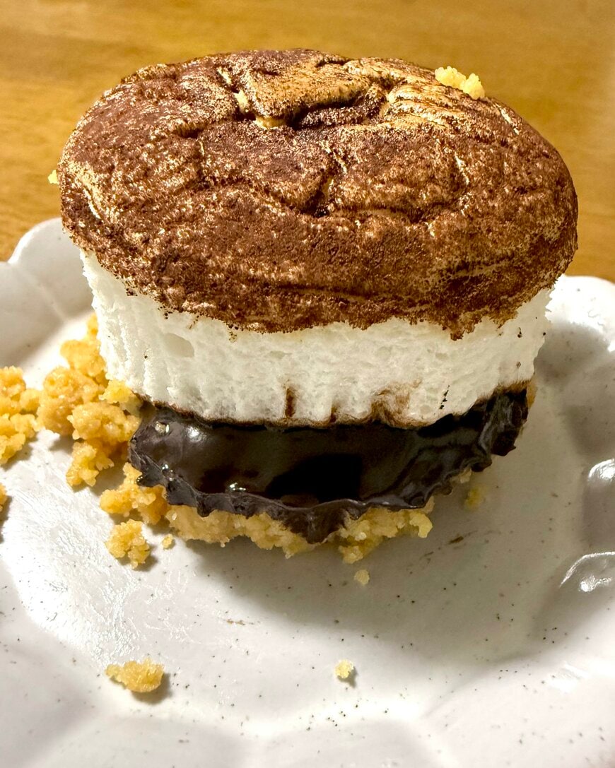 お皿に盛りつけたスモア