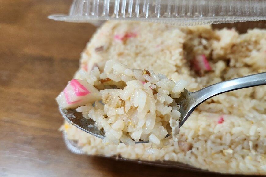 チャーハンを食べる様子