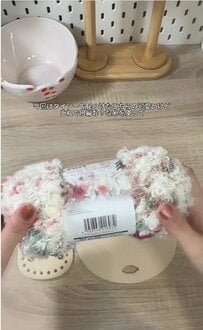 【ダイソー】毛糸「ポンポンカール」2玉で編む“コロンとしたバッグ”に約5万3000回再生「作品もとっても可愛くて素敵」の声