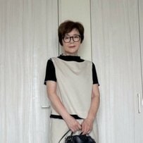 【60代マダム】がUNIQLOの“リネンブレンドセットアップ”を着こなす！「Tシャツ合わせの夏コーデ」がおしゃれ
