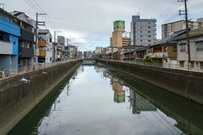 山口県で目撃した川に続く「階段の角度」にギョッとしてしまう　背筋も凍る光景に「コケたらヤバそう…」「降りるほど足場が…」