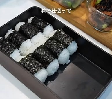 俵おにぎりを盛り付けます
