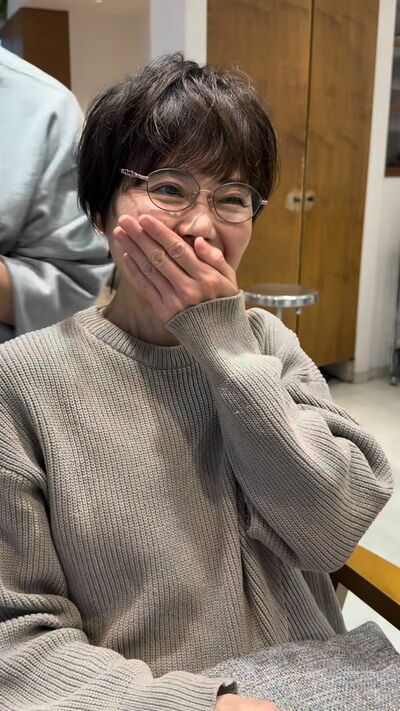 素敵な仕上がりに笑顔を浮かべる女性