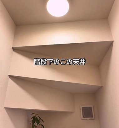 建売トイレの「ダサい段差天井」が…　木目調シートで「あか抜け空間」にリメイク
