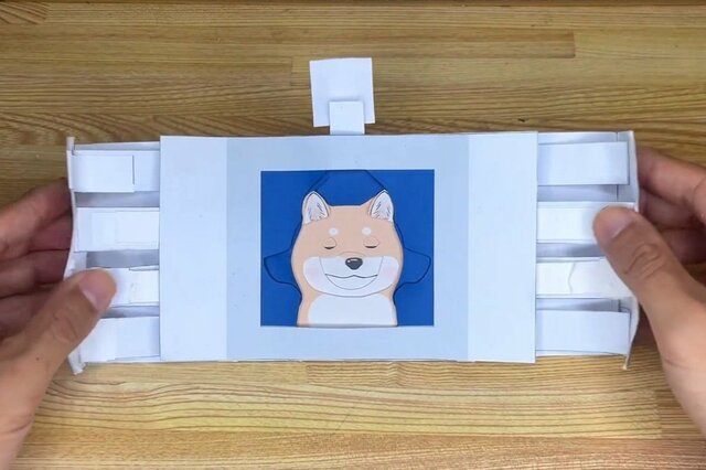 紙に描かれた「柴犬」がアニメのように動き出す　「ギミック満載の紙工作」に思わず目を疑う