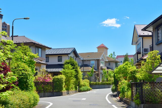 東京都練馬区の住宅街で学校に向かう途中で発見　道路に映っていたまさかの影に7.9万いいね