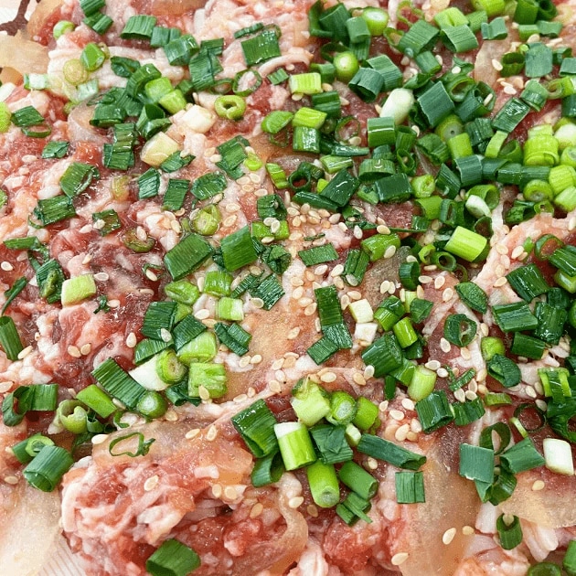 山形産のラ・フランスや青森県産のりんごが溶け込んだ甘口のタレが特徴