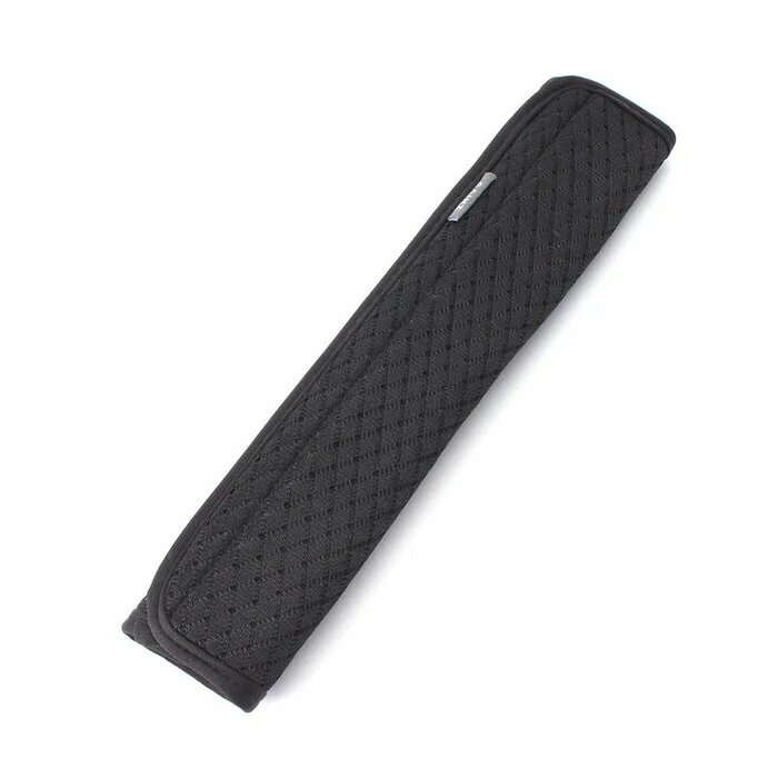 余計なロゴや装飾がなく、多くの車種の内装に自然と溶け込みます