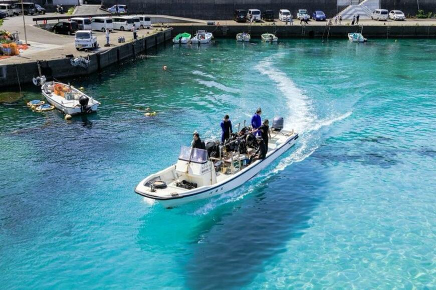 「透明度が高すぎて…」まるで船が浮いているよう　高知県柏島で撮影された海の様子に驚きの声