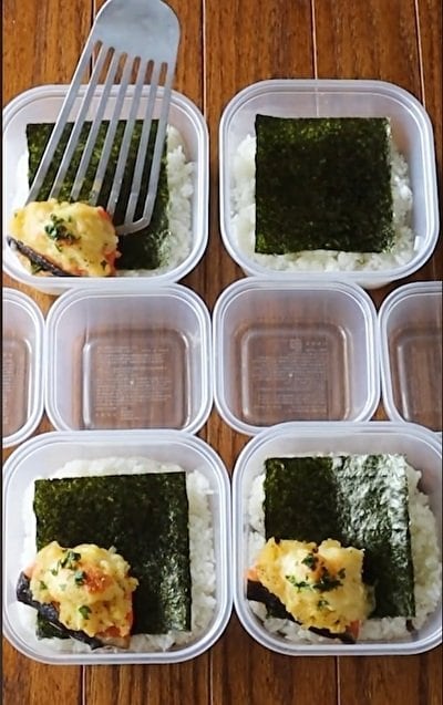 【タッパー弁当】手作りデザート付き！野菜が彩り豊かな「鮭のポテマヨ焼き弁当」が話題