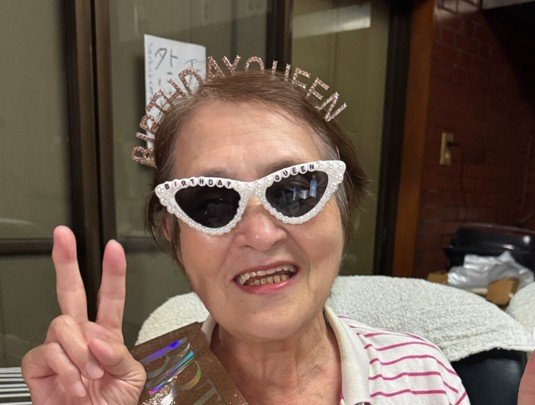 【84歳のおばあちゃん】孫たちが選んだ誕生日プレゼントは？ 素敵な笑顔にほっこり