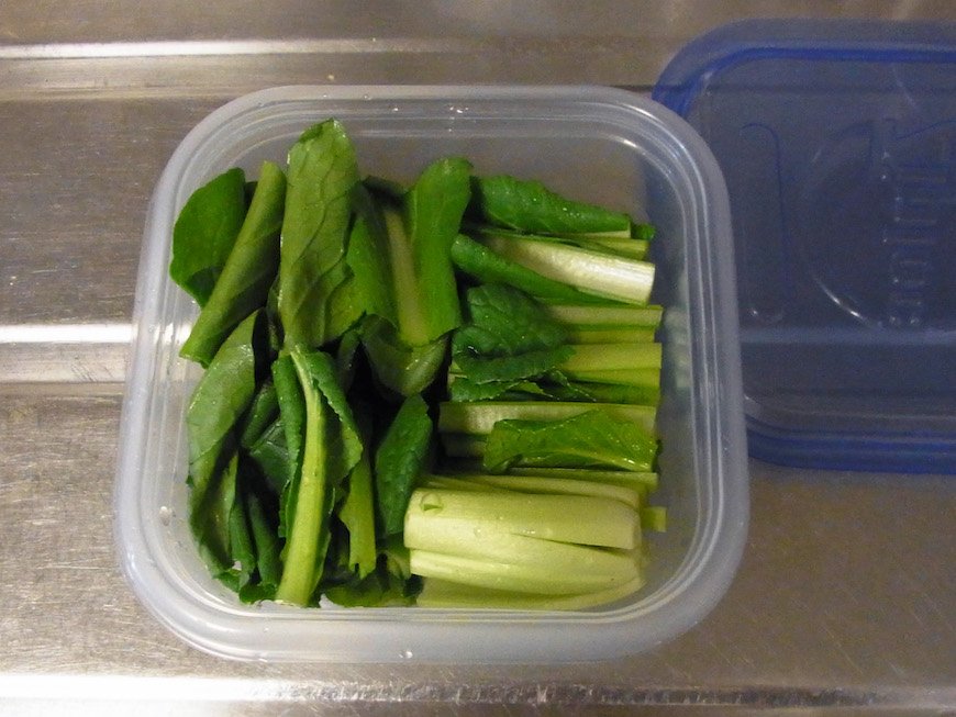 5㎝の長さに切った小松菜を耐熱容器にきちんと並べ、ラップか蓋をして電子レンジ（600w）で2分加熱