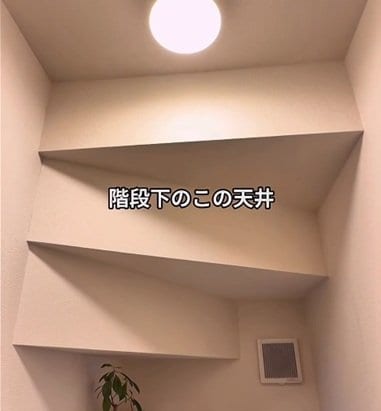 建売トイレの「ダサい段差天井」が…　木目調シートで「あか抜け空間」にリメイク