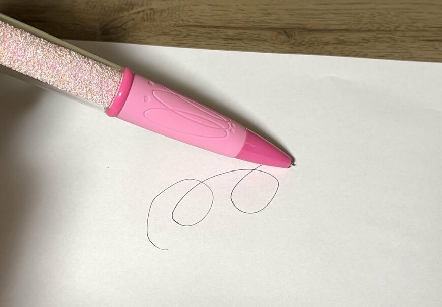 筆者撮影（ダイソー、ジャンボボールペン（ブルー、ピンク、イエロー、ラメ入））