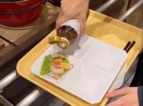 ホテルの朝食ビュッフェできれいに盛り付けるはずが…予想外の展開に「あるあるです」「気持ちはわかる」