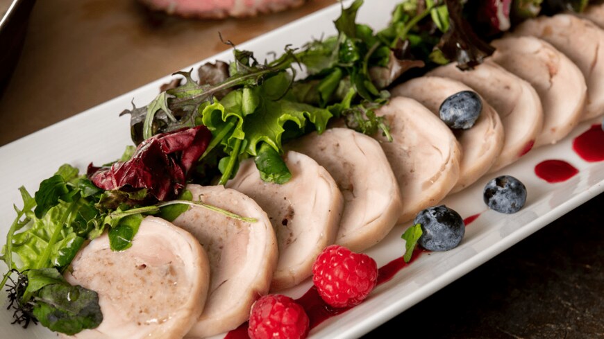 鶏肉のガランティーヌとクレソンのサラダ ベリーソース（出所：ヨコハマ グランド インターコンチネンタル ホテル）