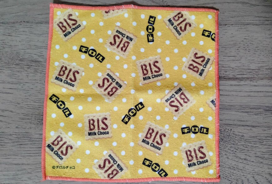 筆者撮影（セリア、チロルチョコ マイクロファイバーハンカチ）