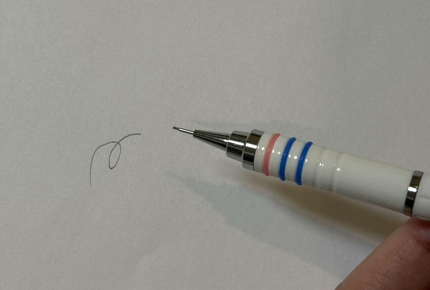 筆者撮影（ローソン、振って芯が出る低重心シャープペン）