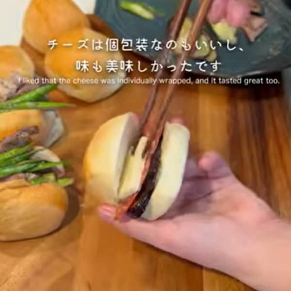 【お弁当術】夫へ作る肉やチーズを挟んだサンドイッチ弁当。果物のキウイなどを添えてバランスと見栄えを整え、日々のお弁当作りのマンネリを防ぎ負担を減らす工夫
