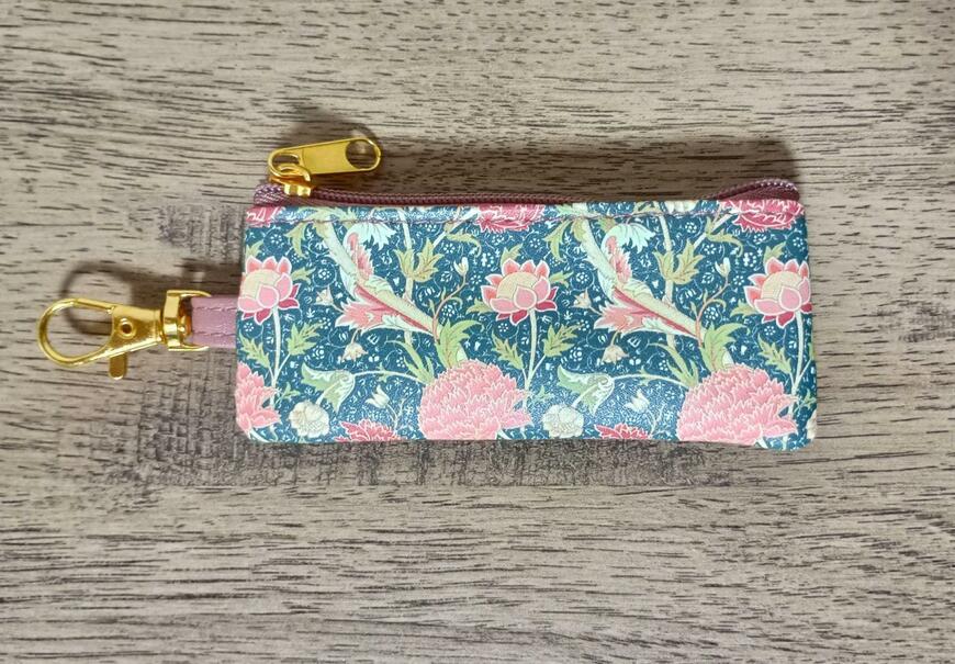 筆者撮影（セリア、スリムコインケース フック付 WM）