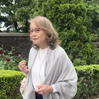 【91歳マダム】“グレーのストールを可憐に着こなす！気品あふれるコーデに「カラーバランスのセンスが素敵」「エレガント」の声