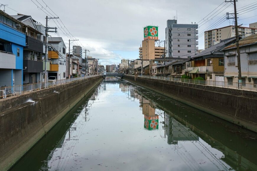 山口県で目撃した川に続く「階段の角度」にギョッとしてしまう 背筋も凍る光景に「コケたらヤバそう…」「降りるほど足場が…」