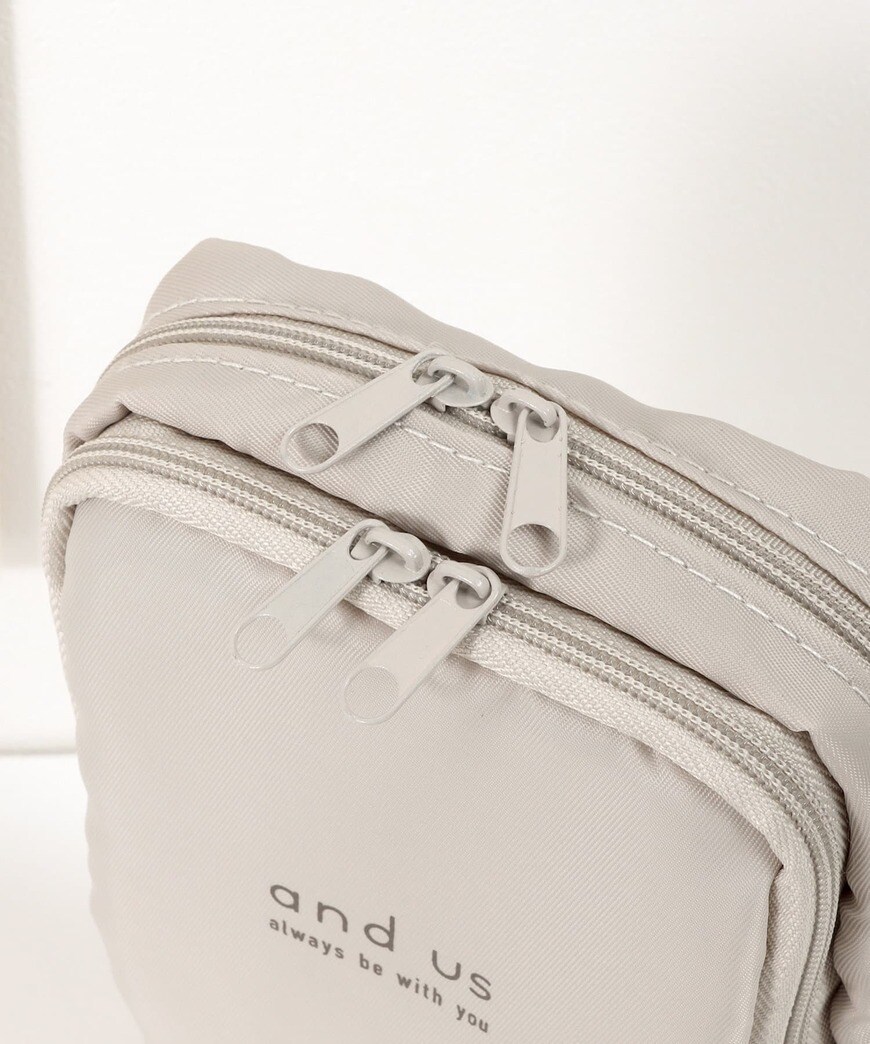 3COINS公式　自立する縦型ポーチ／and us