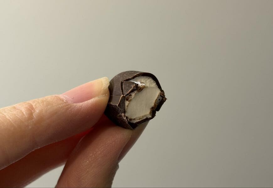 代替キャプ：ファミリーマート、ビターチョコを味わうチョコがけマシュマロの画像