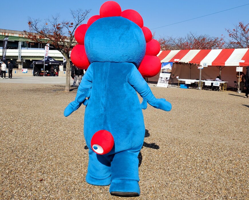 後ろ姿のミャクミャク