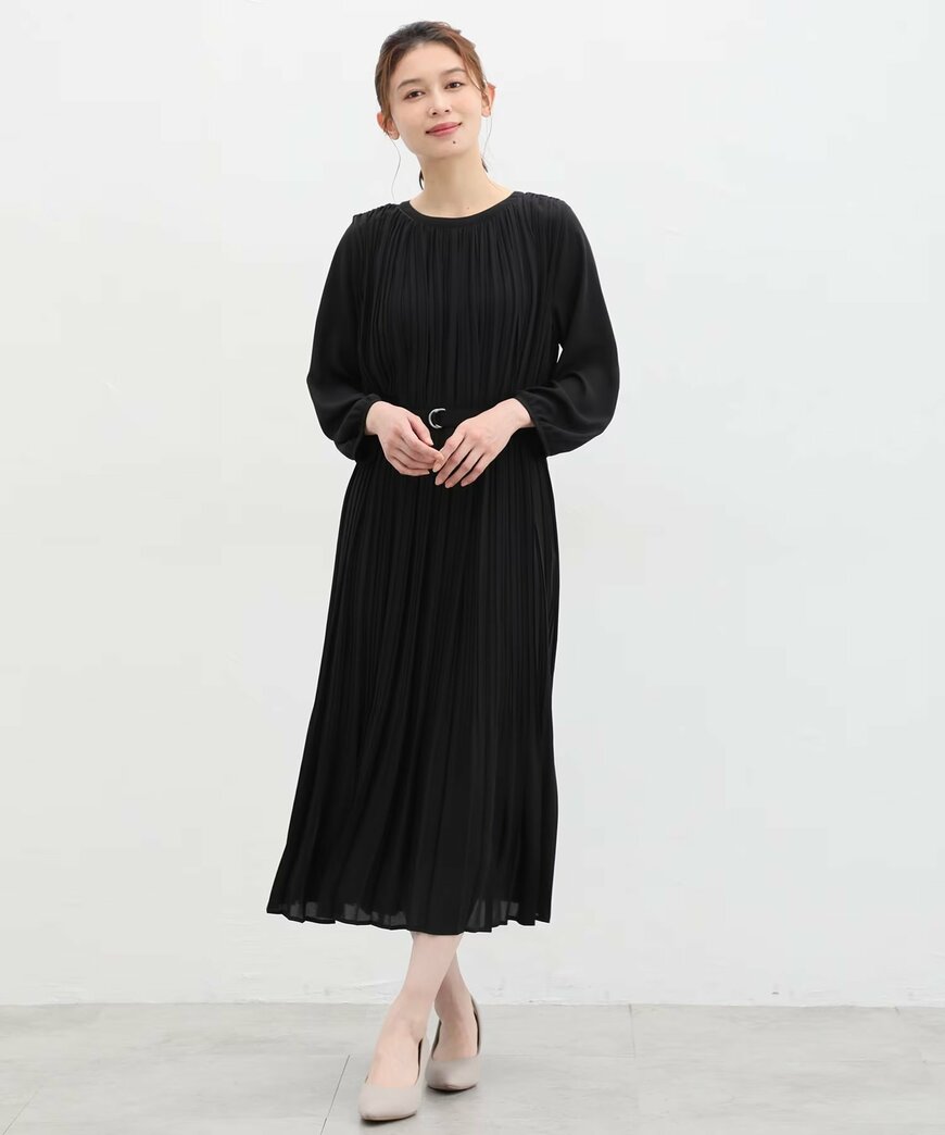首肩から裾までプリーツになっていて、上品で華やかな印象
