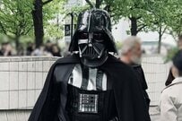 哀愁漂う「休憩中のダース・ベイダー」　写真撮影希望が続出したコスプレ姿に反響続々
