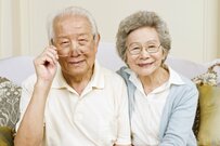 【65歳以上・無職二人以上世帯】平均的な「貯蓄額」「中央値」はいくら？《厚生年金・国民年金・家計収支》の平均をチェック！