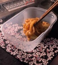 53歳の母が子どもに作る〈焼きうどん弁当〉お花型ハムにくるくるちくわ…ひと手間かけた華やかな仕上がりに「愛情いっぱいのお弁当ですね」の声