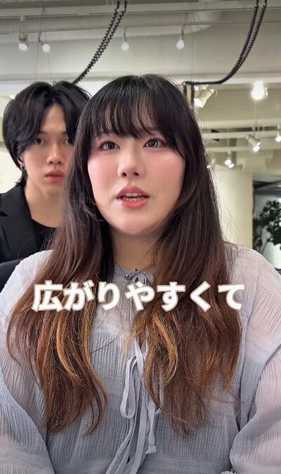 ビフォーは胸下まで伸びた超ロングヘア