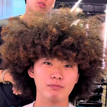 【400万回再生！】アフロの男性が切りっぱなしボブで激変「美容師ってスゴい」の声