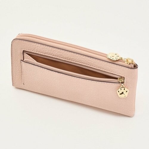 背面には便利なファスナーポケットが付いている