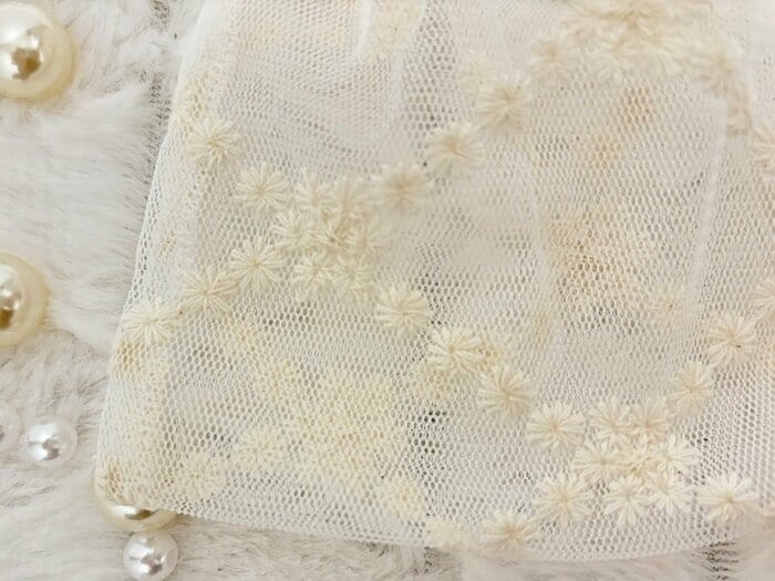 レースの網目はかなり細かく繊細
