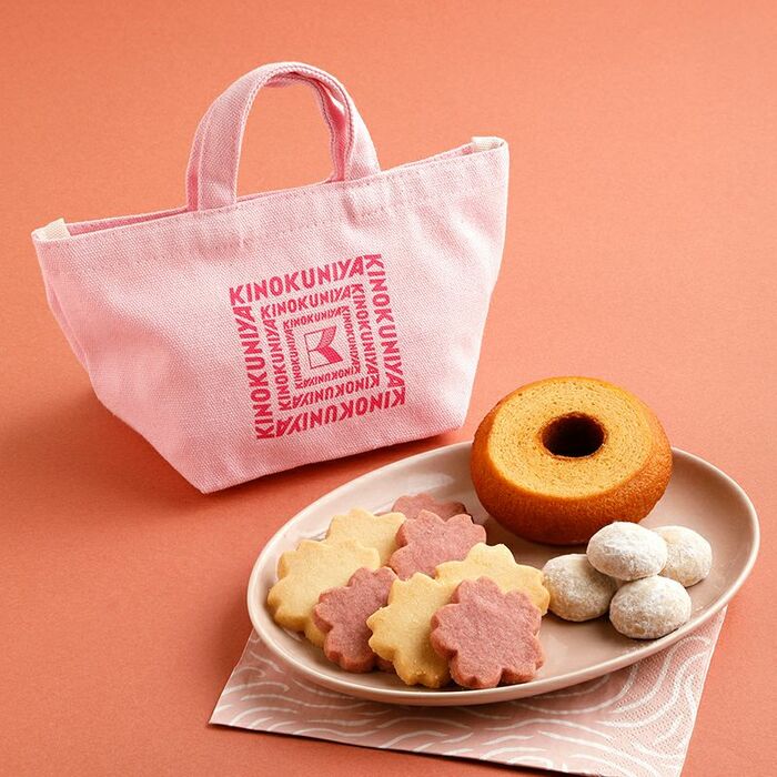 手のひらに収まるSAKURA色のバッグ